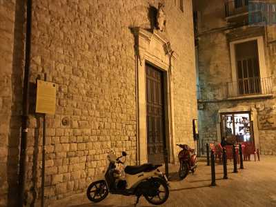 L�aspetto esterno della chiesa � molto sobrio, frutto di radicali restauri avvenuti tra il XVIII e il XIX secolo che ne hanno modificato la precedente struttura seicentesca. 